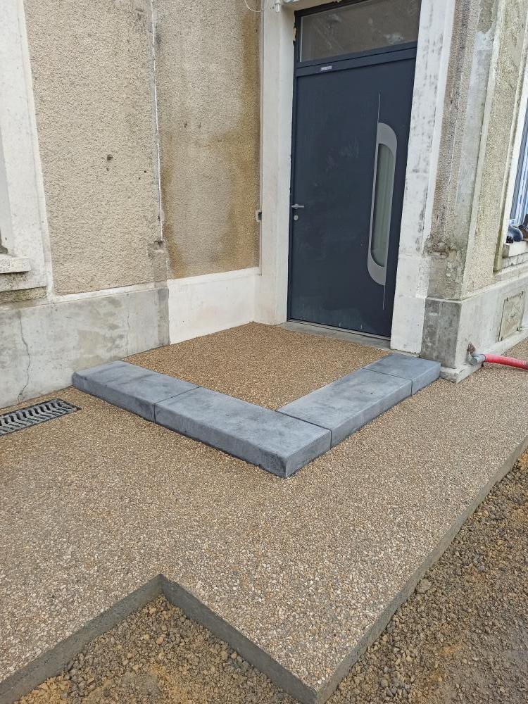 Béton désactivé avec bloc marche de chez Interbloc