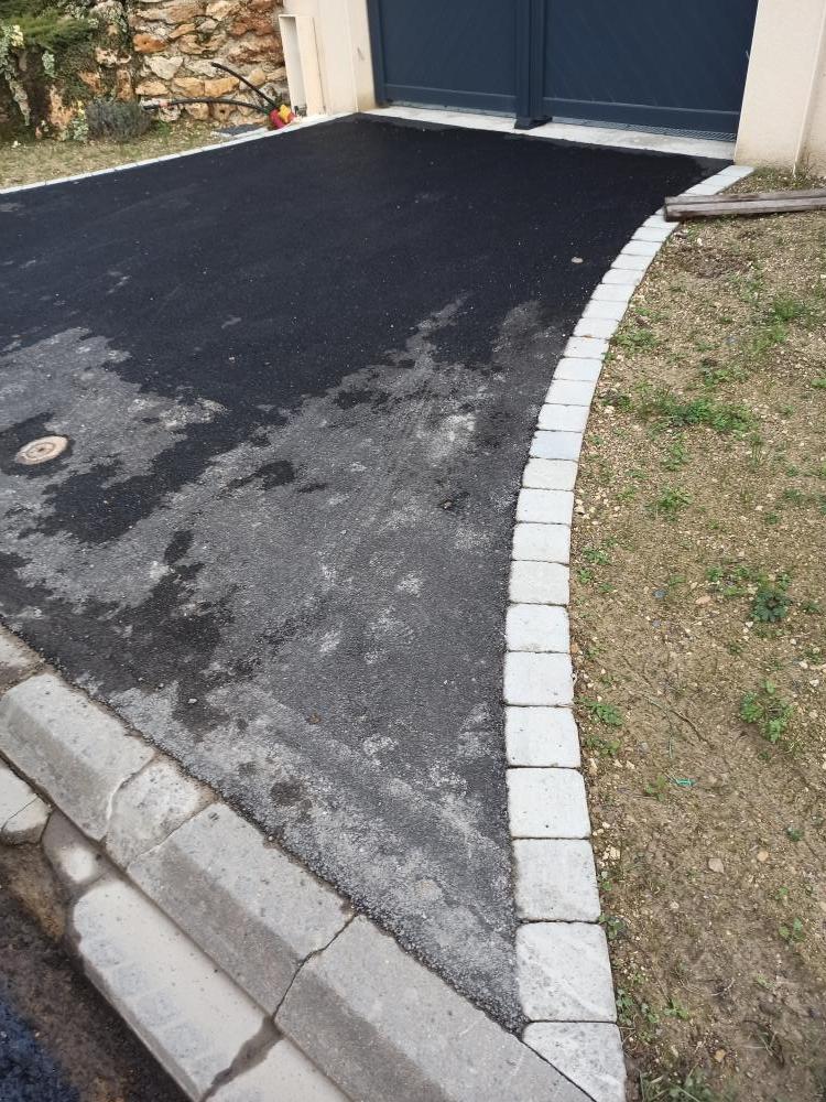 Entrée en enrobé avec chainette en pavé béton 