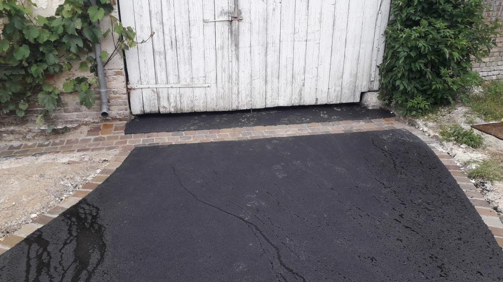 Caniveau en pavé et enrobé