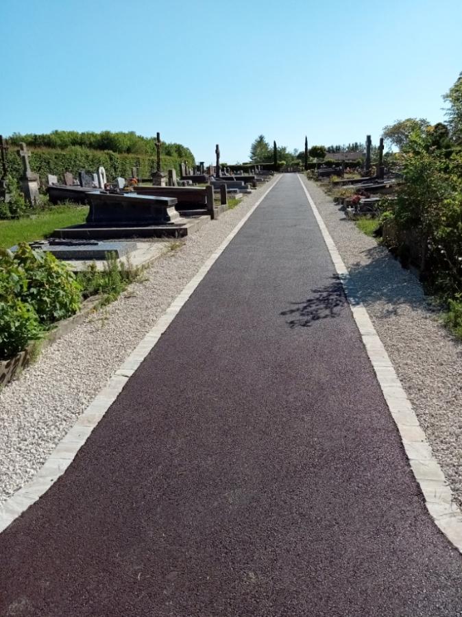 Allée de cimetière en enrobé Rouge avec pavé Kandla