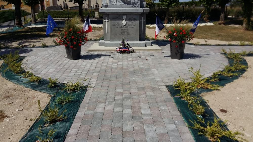 parvis de Monument au Mort