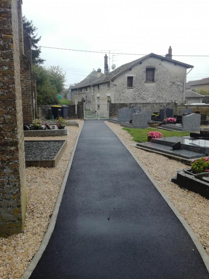 Allée dans cimetière 